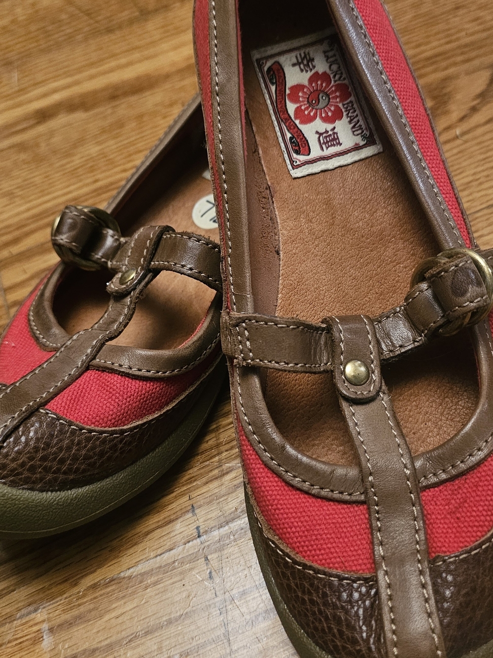Lucky Brand Women's Red Canvas T-Strap Flats with Brown Leather Trim Size 7 1/2 - Picture 3 of 11